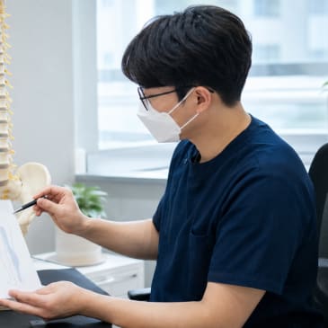 안성경옥당한의원에서 침치료 전 움직임과 통증 상태를 설명하는 모습