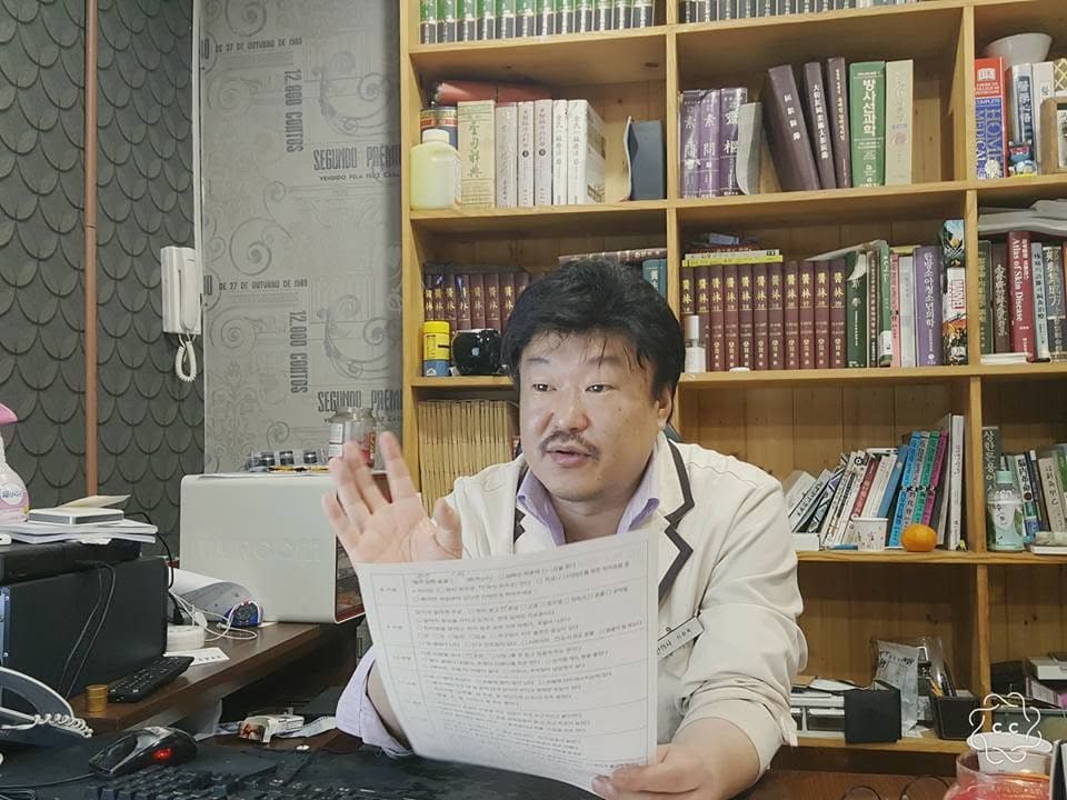 상담 내용을 설명하는 안성경옥당한의원 이원욱 대표원장